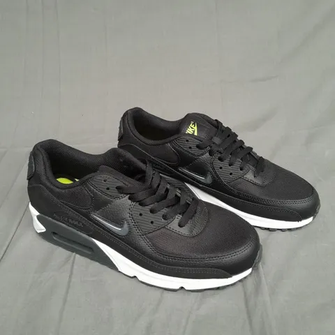 UNBOXED PAIR OF NIKE AIRMAX 90 IIN BLACK SIZE UK 9