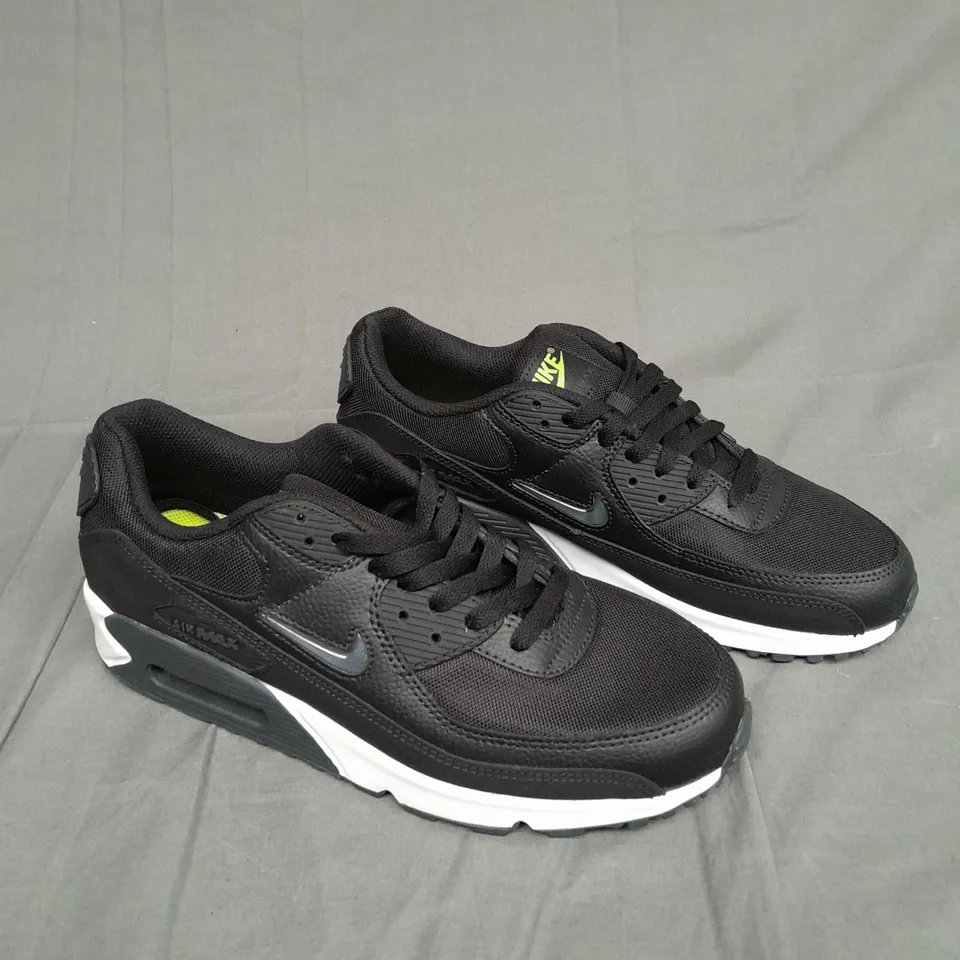 UNBOXED PAIR OF NIKE AIRMAX 90 IIN BLACK SIZE UK 9