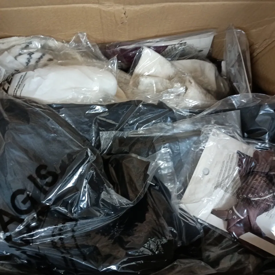 APPROXIMATELY 25 ASSORTED CLOTHING ITEMS IN VARIOUS SIZES, COLOURS & STYLES TO INCLUDE BUTTON UP CARDIGAN, LINEN EASY SHORT, KNOT YOUR EVERYDAY SQUARE SCARF, ETC 