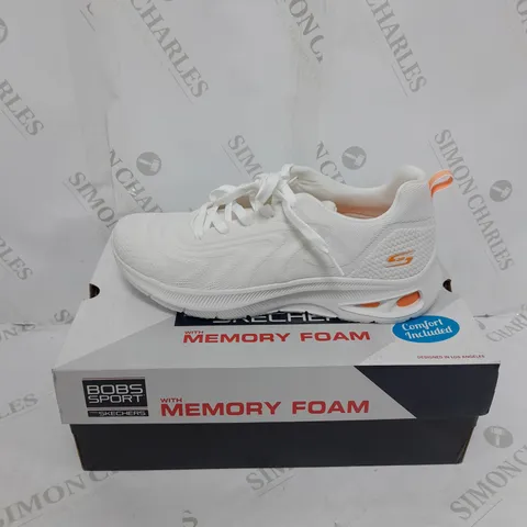 BOXED PAIR OF SKETCHERS WHITE TRAINERS SIZE 6
