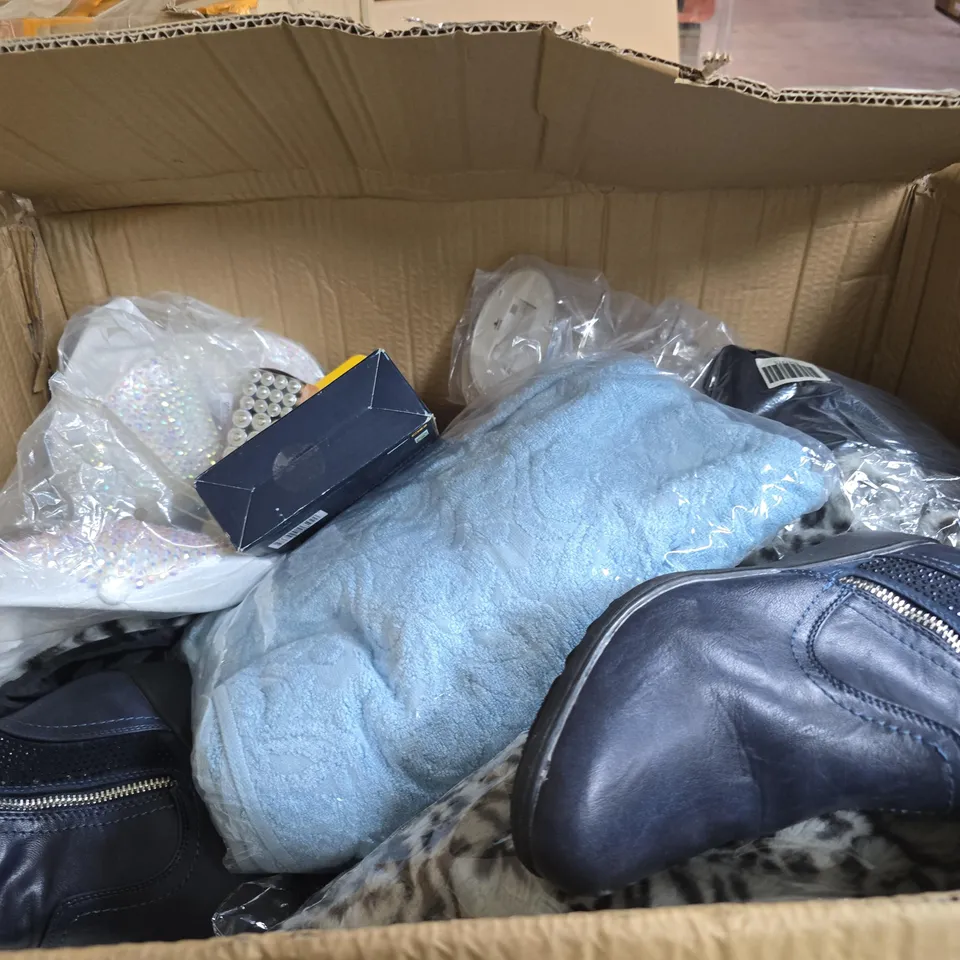 BOX OF APPROXIMATELY 10 ASSORTED ITEMS INCLUDING ROLSON DEHUMIDIFIER BAG AND PHILLIPS BATTERIES