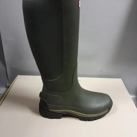 BOXED PAIR OF HUNTER FIELD BALMORAL HYBRID TALL BOOTS IN DARK OLIVE SIZE UK 6