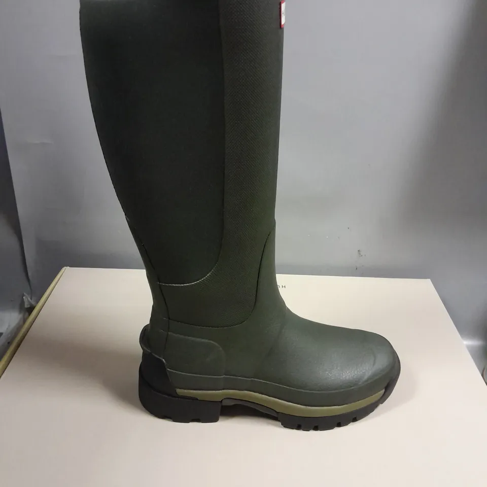 BOXED PAIR OF HUNTER FIELD BALMORAL HYBRID TALL BOOTS IN DARK OLIVE SIZE UK 6