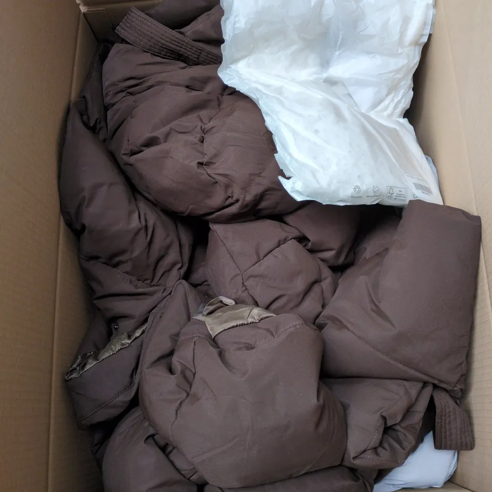 BOX OF APPROXIMATELY 20 ASSORTED CLOTHING ITEMS TO INCLUDE JACK & JONES T SHIRT, OSAKA PEOPLE JUMPER, SOCKS, PRIMARK T SHIRTS ETC