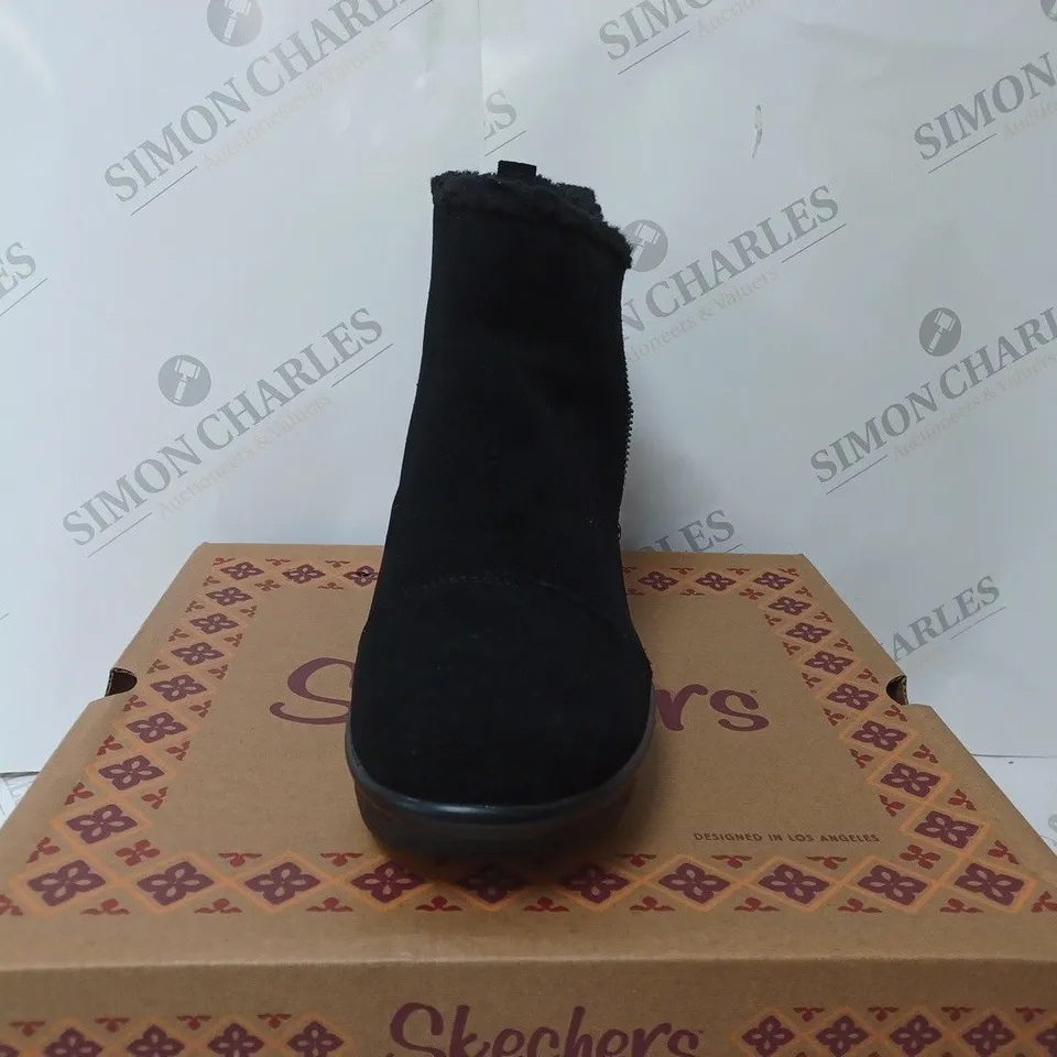 BOXED PAIR OF SKECHERS PARALLEL OFF HOURS SIDE ZIP BOOT BLACK SIZE 5.5
