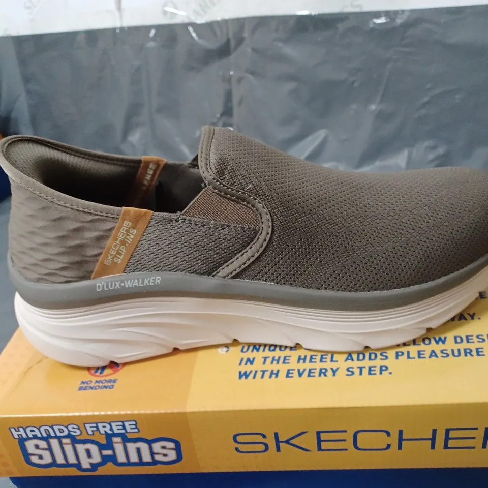 BOXED PAIR OF SKECHERS D'LUX WALKER SLIP-INS - LIGHT BROWN - SIZE 10 UK