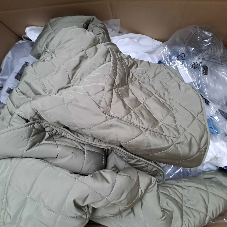 BOX OF APPROXIMATELY 25 ASSORTED CLOTHING ITEMS TO INCLUDE - SOCKS , DRESS , SHORTS ETC