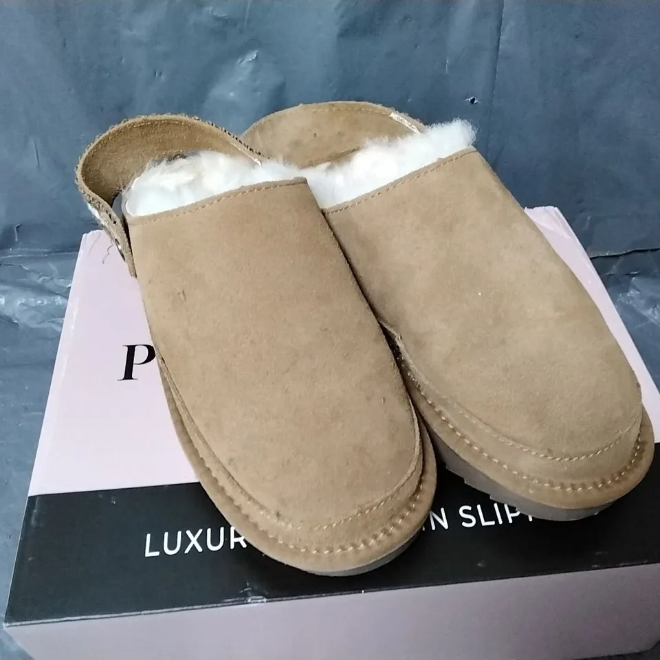 PRETTY YOU LONDON SHEEPSKIN SLIPPER IN CHESTNUT SIZE 3-4