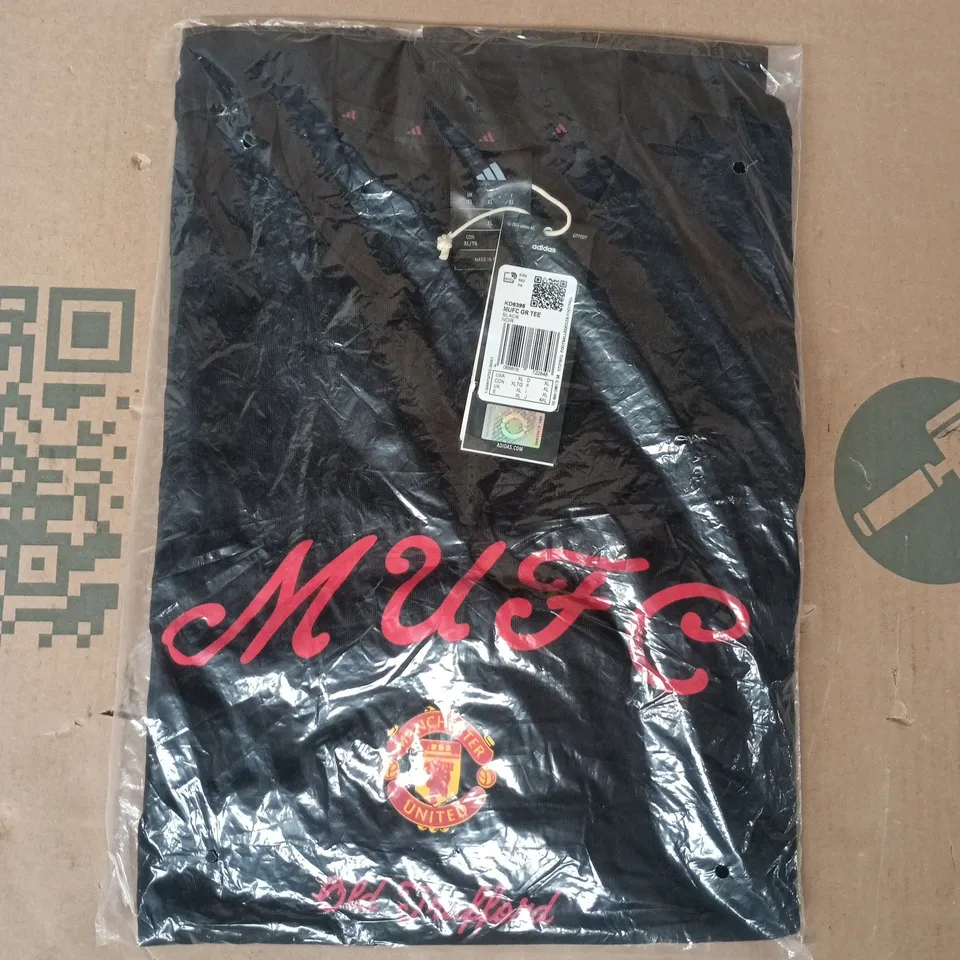 BAGGED ADIDAS MANCHESTER UNITED SEASONAL GRAPHIC T-SHIRT IN BLACK SIZE XL
