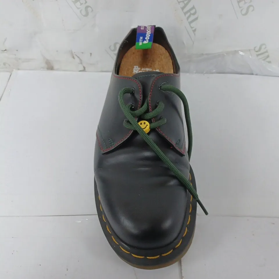 PAIR OF DR. AIRWAIR MARTENS THE ORIGINAL SHOES IN BLACK - UK 7