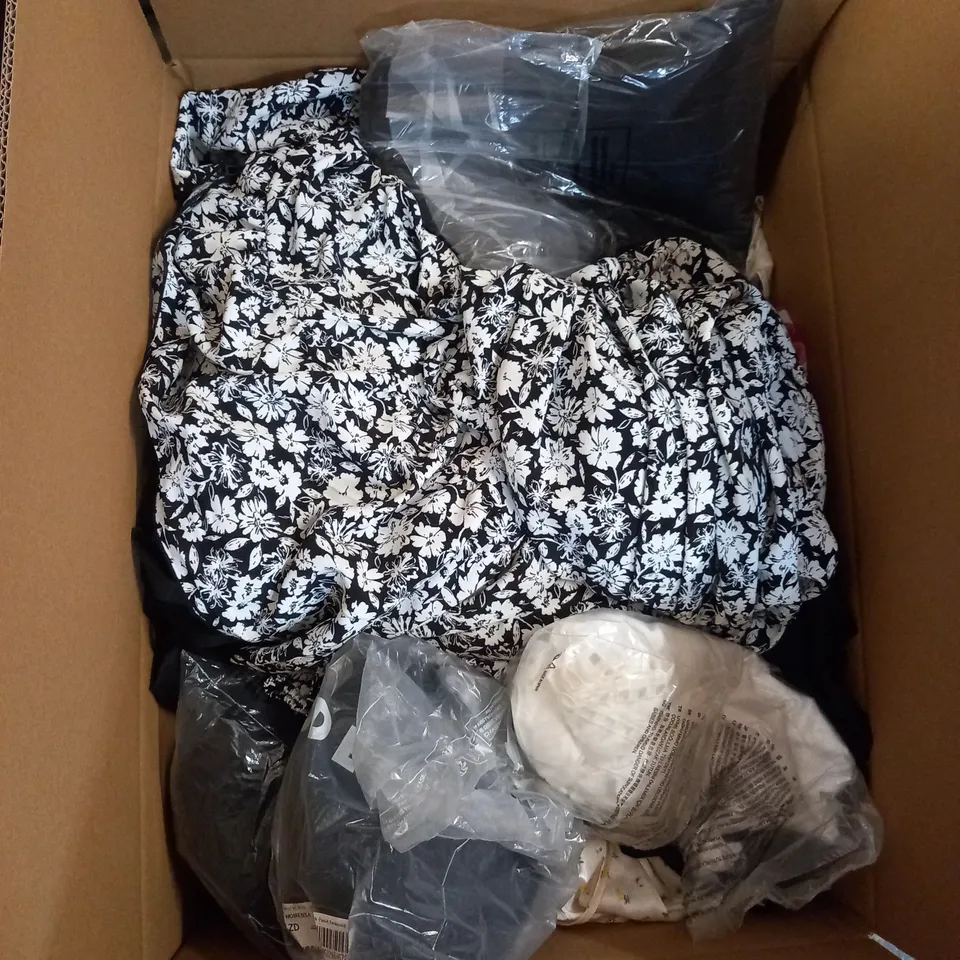 LARGE QUANTITY OF CLOTHING ITEMS TO INCLUDE DRESSES, SWEATERS, JEANS, T-SHIRTS, ETC