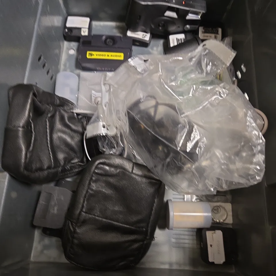 TOTE OF APPROXIMATELY 8 ASSORTED ITEMS TO INCLUDE - ANDYS CAMERA , SMART VIDEO RECORDER  , ULANZI RMT-01 WIRELESS BLUETOOTH EXTENDABLE TRIPOD ETC