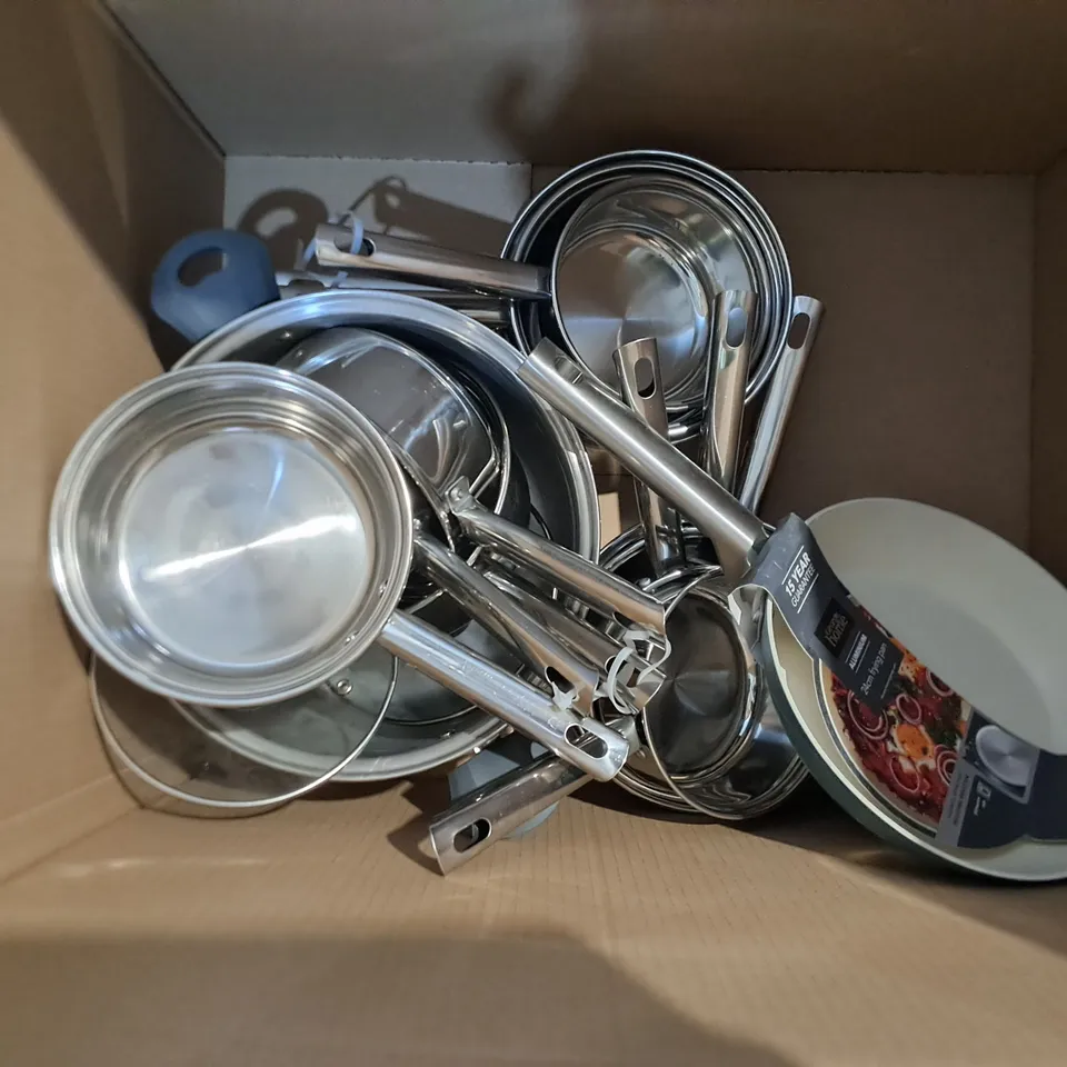 BOX OF APPROX 12 ASSORTED COOKWARE ITEMS TO INCLUDE - NON STICK STOCKPOT , FRYING PAN , SAUCE PAN