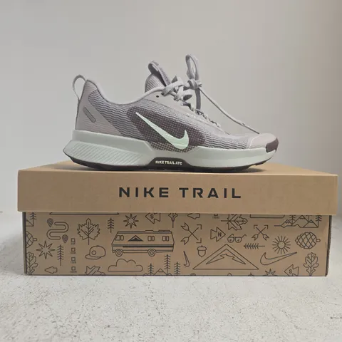 BOXED PAIR OF NIKE JUNIPER TRAIL 3 TRAINERS IN LILAC SIZE UK 3