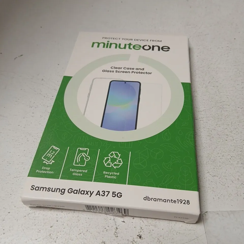 APPROXIMATELY 15 ASSORTED ITEMS INCLUDING P15 MINI GRIP QUADRIPOD , MINUTEONE SCREEN PROTECTOR AND WYE FLUX POWER BANK 