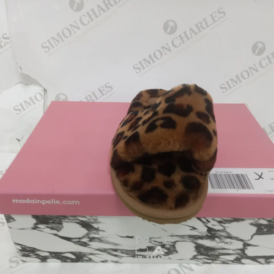 MODA IN PELLE SOFTIE SLIDE SLIPPERS - SIZE 6