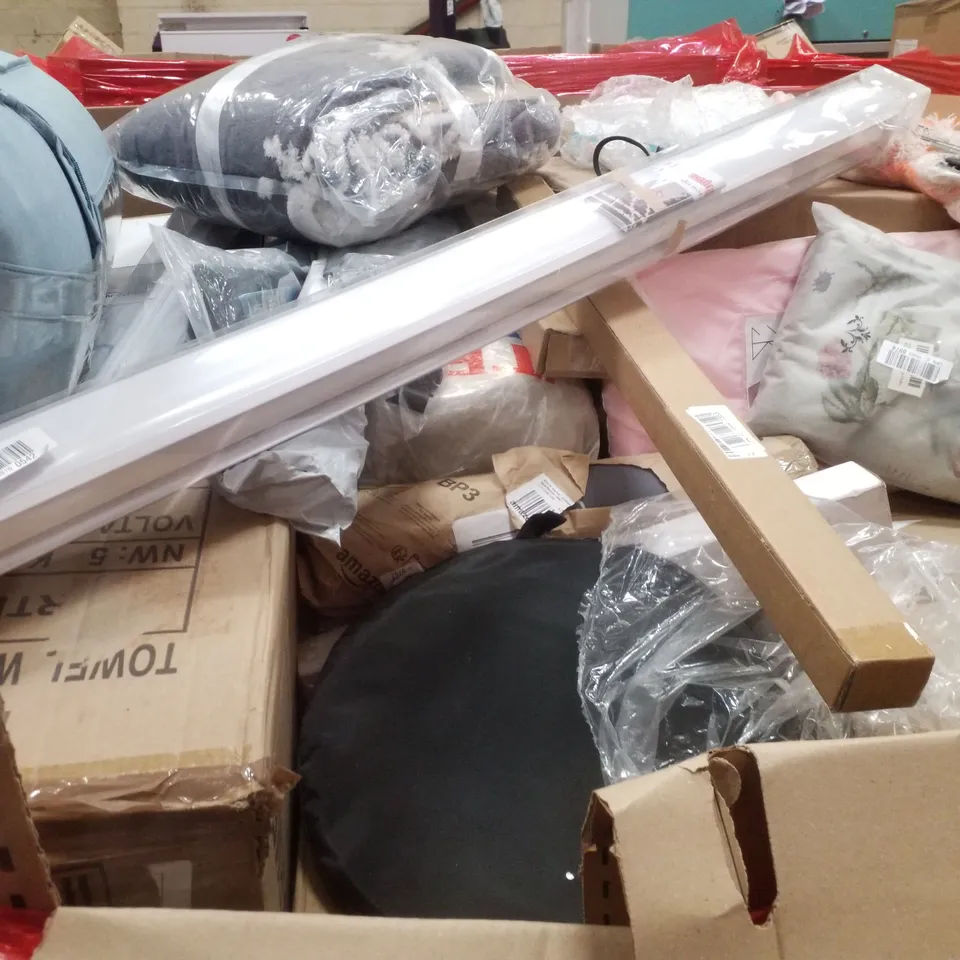 PALLET CONTAINING ASSORTED PRODUCTS INCLUDING TOILET SEAT, BIKE FENDERS, CHILDRENS PLAY HOUSE, UMBRELLA & KNITTING LOOM