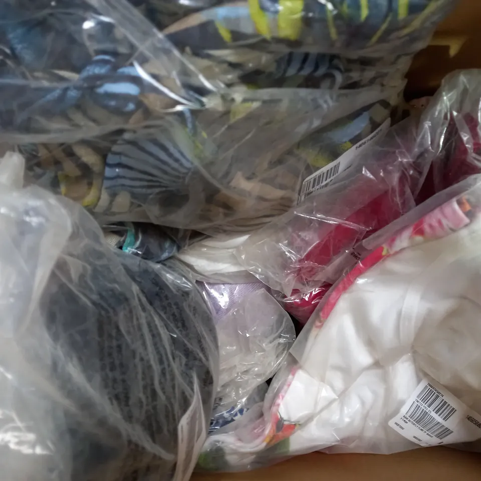 BOX OF APPROXIMATELY 15 ASSORTED CLOTHING AND FASHION ITEMS OF VARIOUS COLOURS AND STYLES TO INCLUDE DANNI MINOGUE, KIPLING, ETC