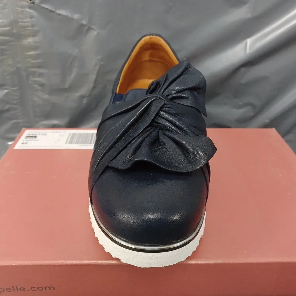 BOXED MODA IN PELLE ANETTE LEATHER BOW TWIST UPPER WITH FLEX SOLE TRAINERS IN NAVY - SIZE 40