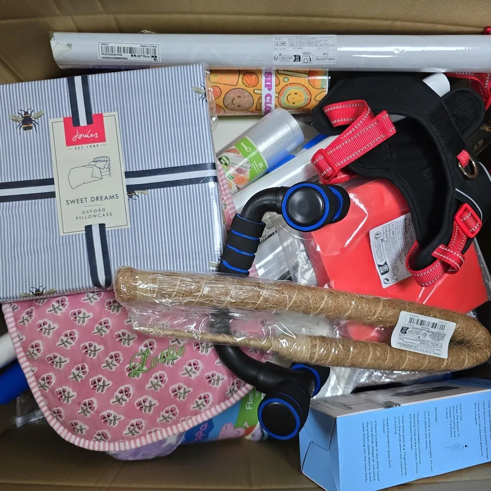 APPROXIMATELY 20 ASSORTED HOUSEHOLD PRODUCTS TO INCLUDE HIGH SPEED MILK FROTHER, PEPPE PIG FLEECE BLANKET, JOULES SWEET DREAMS OXFORD PILLOWCASE, ETC - COLLECTION ONLY