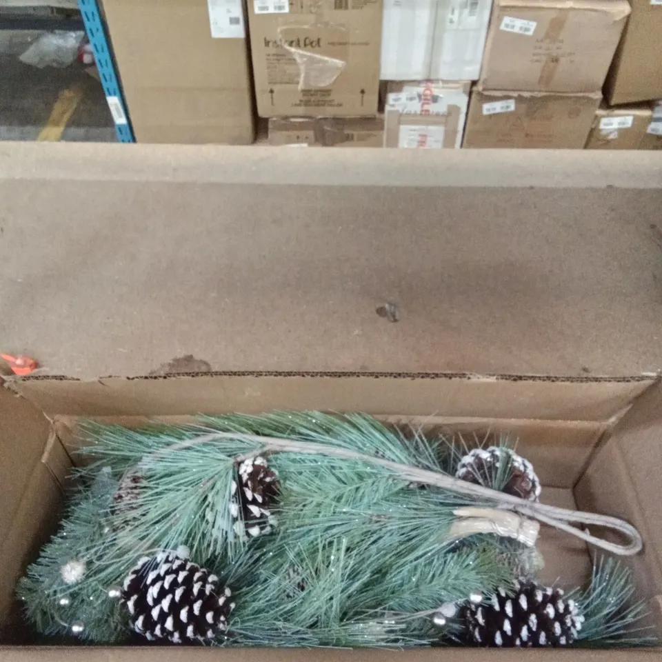 BOXED CHRISTMAS HANGING DECORATIONS (PINE TREE WITH CONES)