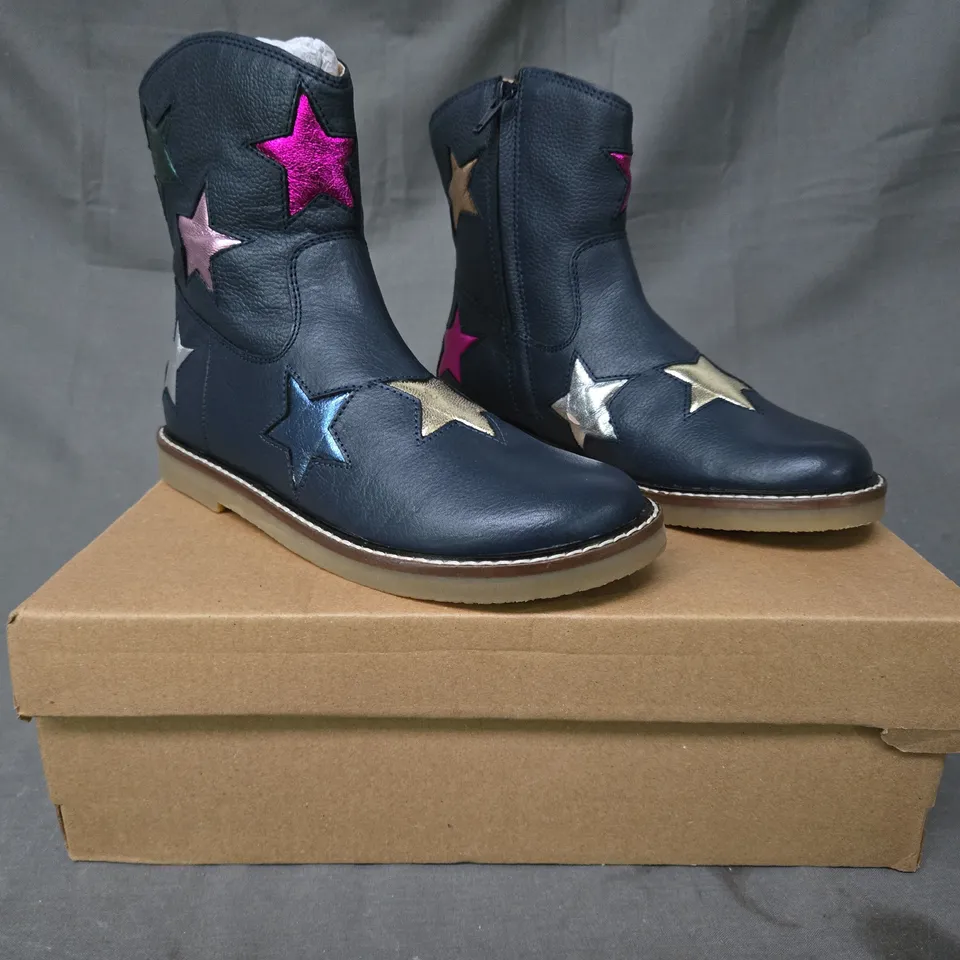 BOXED PAIR OF MINI BODEN ANKLE BOOTS IN NAVY W. MULTICOLOURED STARS EU SIZE 33