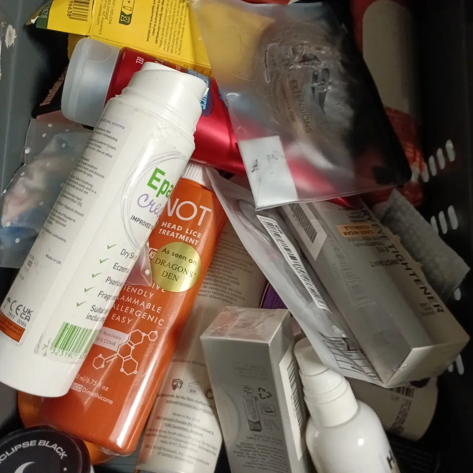 APPROXIMATELY 15 ASSORTED HEALTH & BEAUTY PRODUCTS TO INCLUDE FOOT MASK, SEA SALT SPRAY, CCS FOOT CARE CREAM ETC 