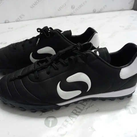 SONDICO BLACK SPORTS TRAINERS - UK 11