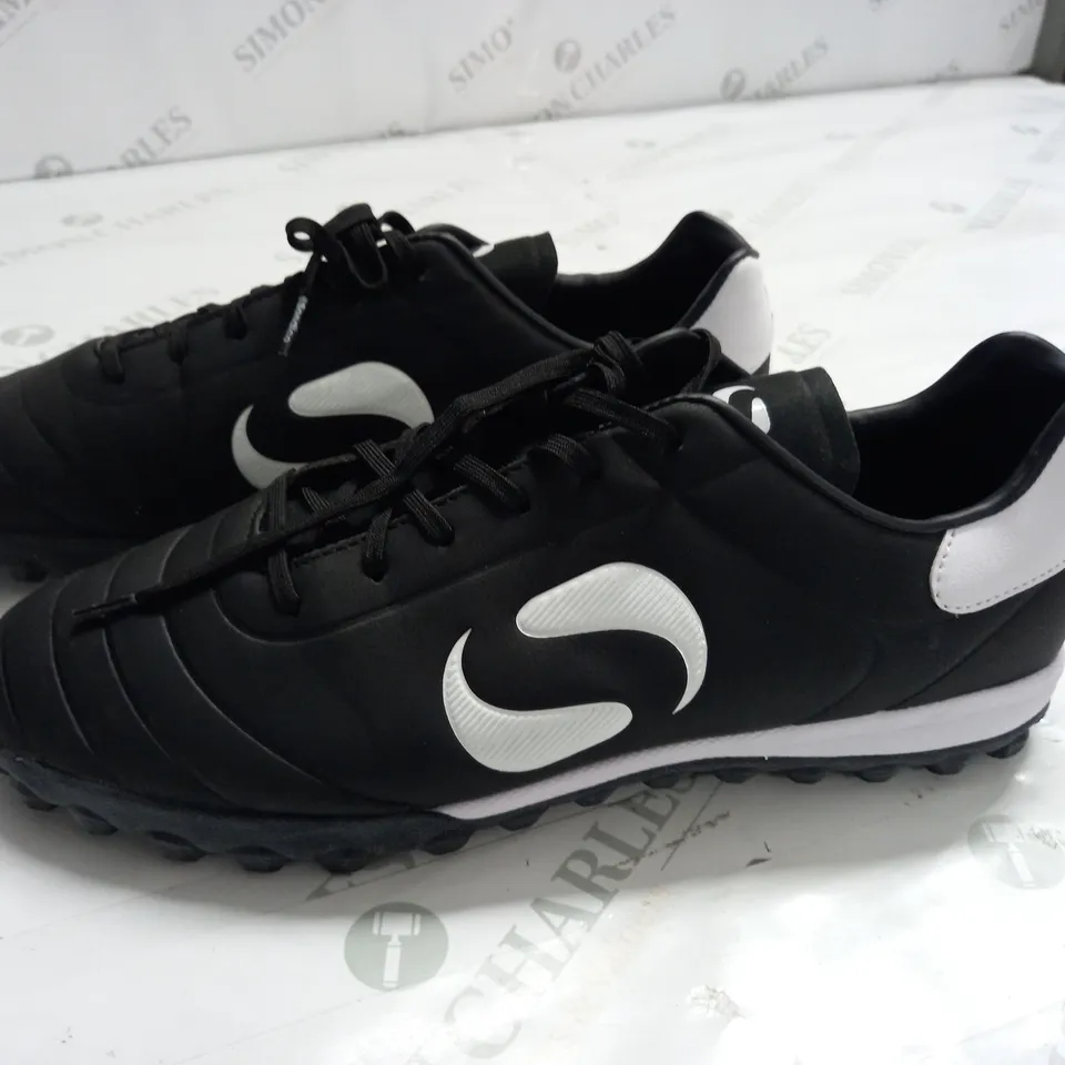 SONDICO BLACK SPORTS TRAINERS - UK 11