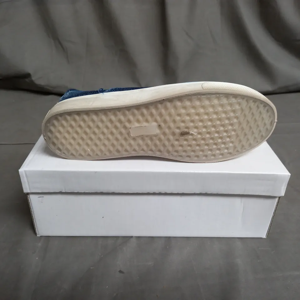 APPROXIMATELY 12 PAIRS OF WOMENS DENIM EFFECT SHOES IN VARIOUS SIZES