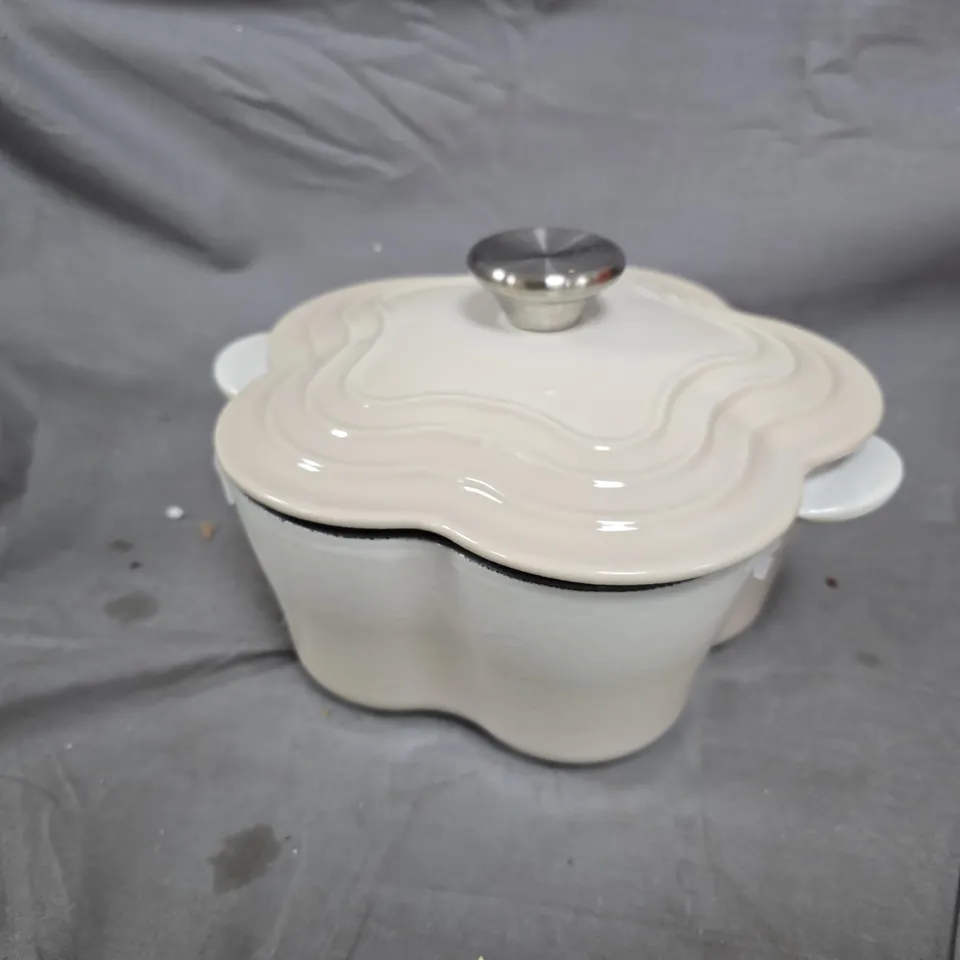 BOXED SIGNATURE SHALLOW CASSEROLE DISH