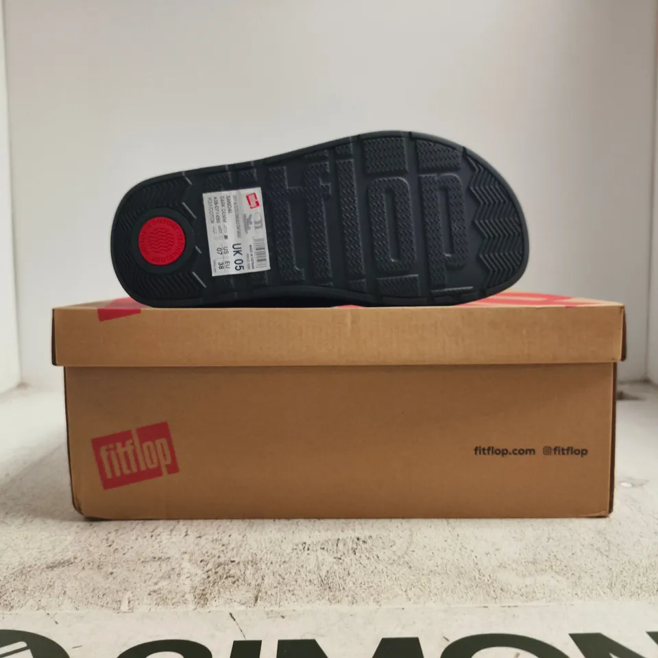 BOXED PAIR OF FITFLOP GEN-FF MAX BUCKLE DENIM BACK-STRAP SANDALS IN DARK DENIM SIZE UK 5