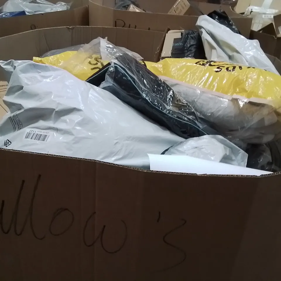 PALLET CONTAINING A LARGE QUANTITY OF PILLOWS