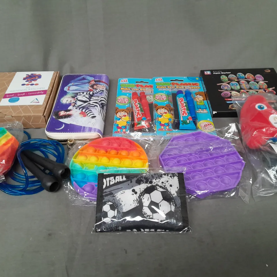 LOT OF ASSORTED TOYS AND GAMES TO INCLUDE FIDGET TOYS, PLUSH TEDDIE AND SKIPPING ROPE