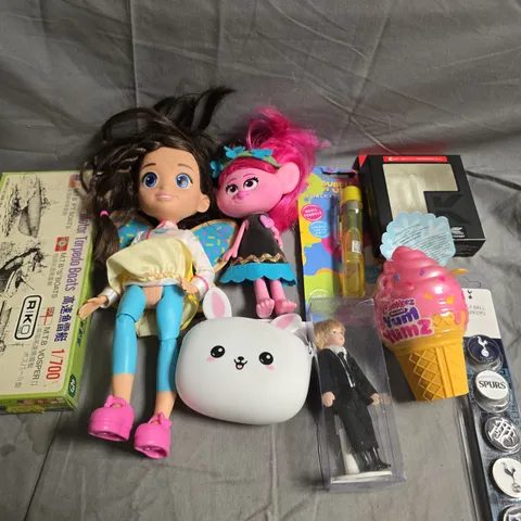 TOTE OF APPROX 10 ASSORTED TOYS AND GAMES TO INCLUDE TROLLS, SPURS BADGES AND DART FLIGHTS