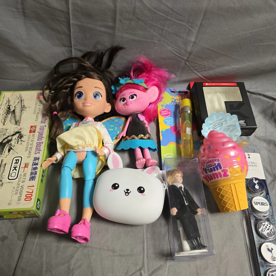 TOTE OF APPROX 10 ASSORTED TOYS AND GAMES TO INCLUDE TROLLS, SPURS BADGES AND DART FLIGHTS