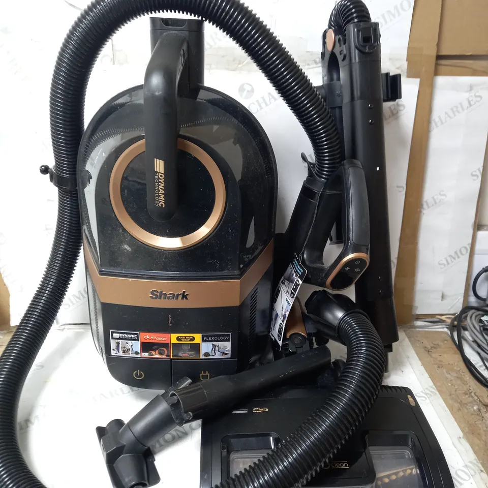SHARK BAGLESS CYLINDER PET VACUUM CLEANER W/ANTI HAIR WRAP & DUOCLEAN CZ500UKT