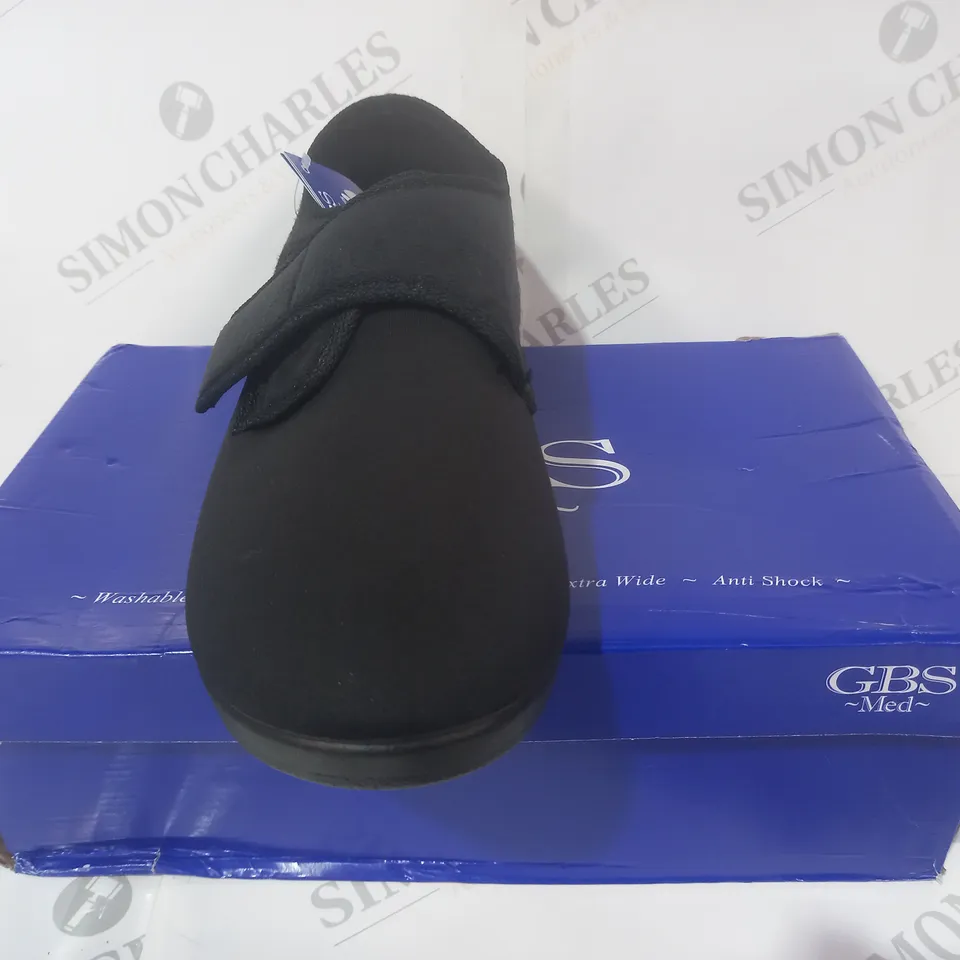 BOXED PAIR OF GBS MED FRENCHAY SLIPPERS IN BLACK UK SIZE 9