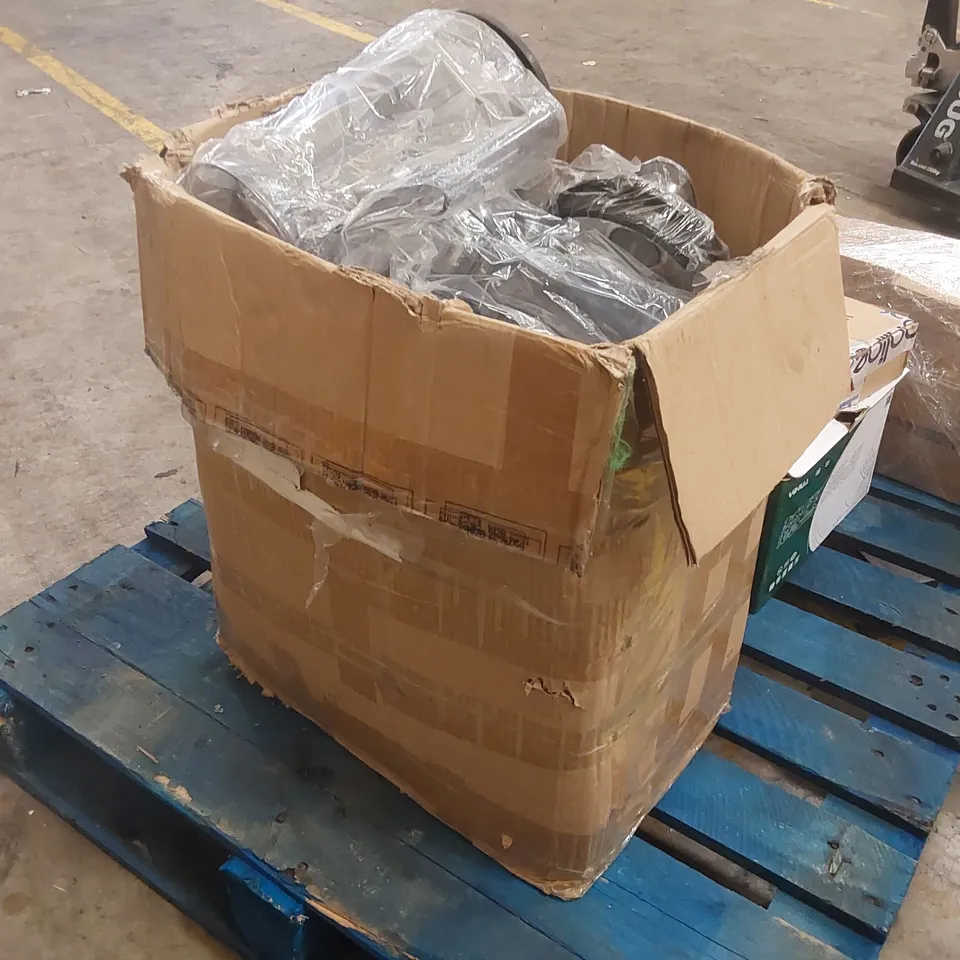 BOX CONTAINING A LARGE QUANTITY OF BLENDER JUGS