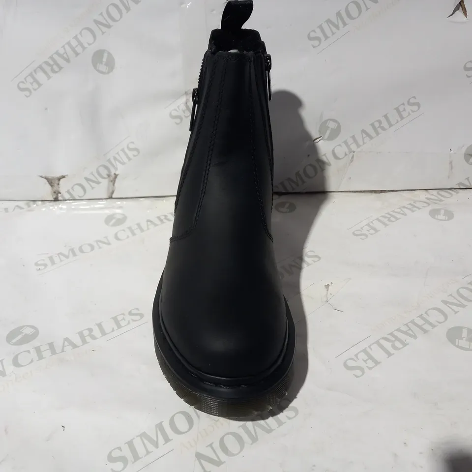 BOXED PAIR OF DR MARTENS ZIP UP BOOTS IN BLACK UK SIZE 9
