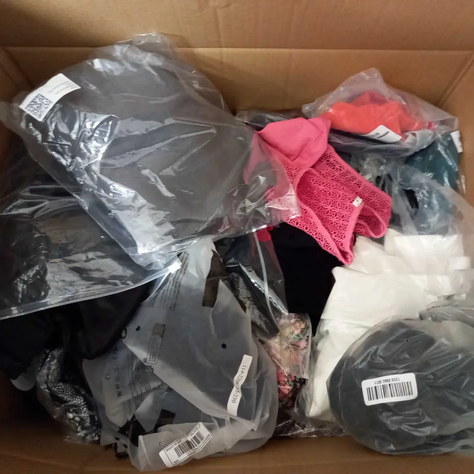 LARGE QUANTITY OF CLOTHING ITEMS TO INCLUDE DRESSES, SWEATERS, JEANS, T-SHIRTS, ETC