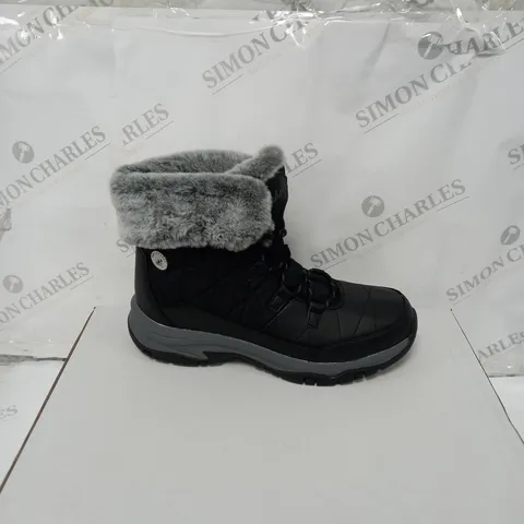 BOXED SKECHERS WOMENS ANTI SLIP AND WATERPROOF FUR LINED BOOTS - SIZE 6.5