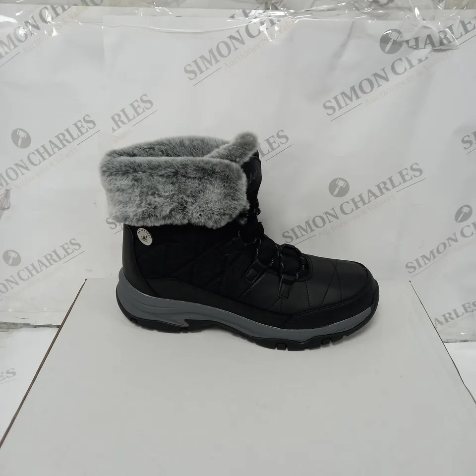 BOXED SKECHERS WOMENS ANTI SLIP AND WATERPROOF FUR LINED BOOTS - SIZE 6.5