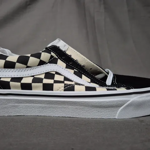 BOXED PAIR OF VANS OLD SKOOL SHOES IN BLACK/WHITE CHECKERBOARD UK SIZE 6