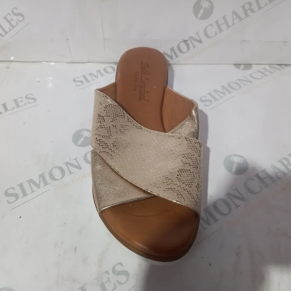 PAIR OF RUTH LANGSFORD LEATHER SANDALS IN METALLIC GOLD SIZE 7