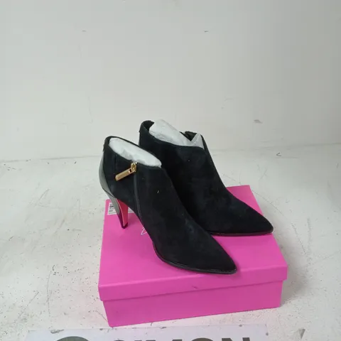 DANNII MINOGUE BLACK SUEDE ANKLE BOOTS – UK 7 (EU 40)
