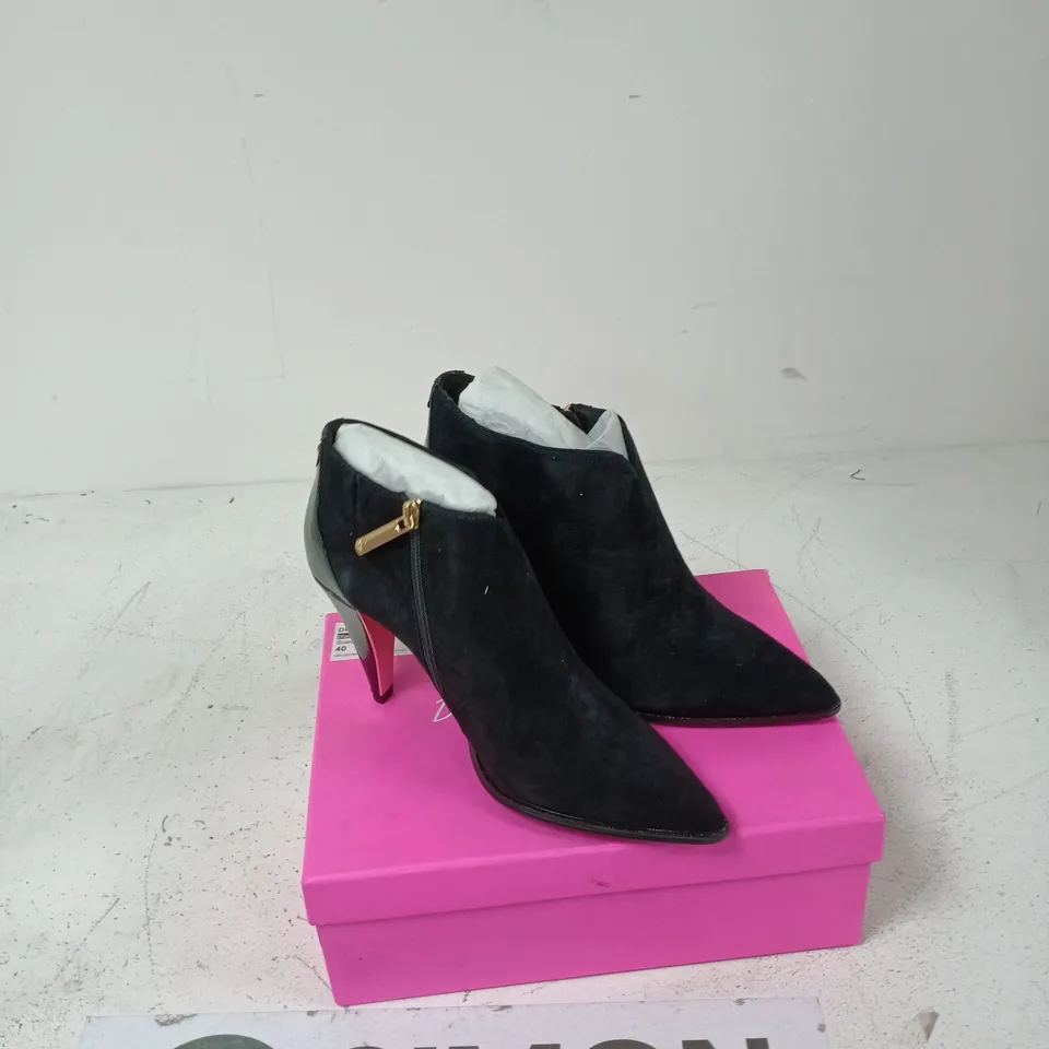 DANNII MINOGUE BLACK SUEDE ANKLE BOOTS – UK 7 (EU 40)