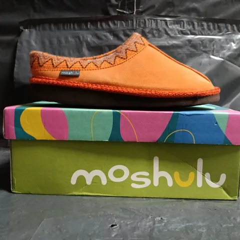 BOXED PAIR OF MOSHULU SLIP-IN SHOES IN ORANGE SIZE UK 6