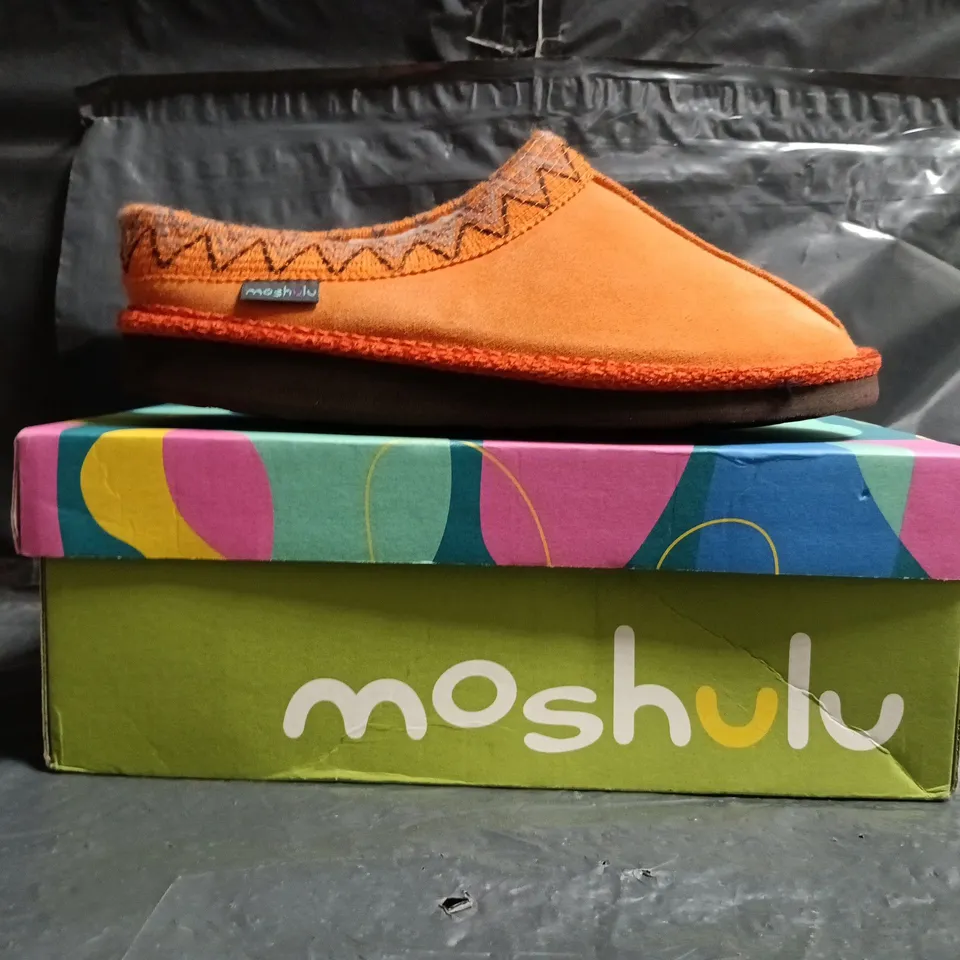 BOXED PAIR OF MOSHULU SLIP-IN SHOES IN ORANGE SIZE UK 6
