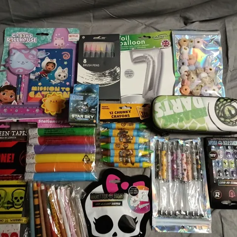 LARGE QUANTITY OF ASSORTED TOYS, CRAFTS AND PARTY ITEMS TO INCLUDE BALLOONS, CRAYONS AND PENCIL CASES